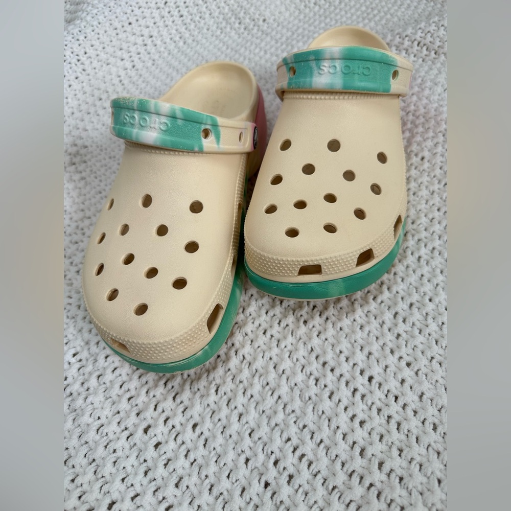 Crocs Iconic Comfort Platform Clog in size 10